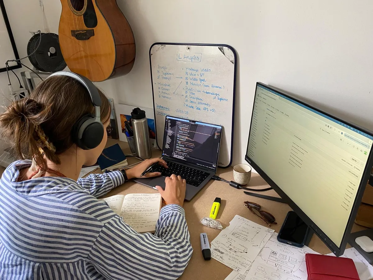 Au bureau, casque sur les oreilles, en train de coder le pipeline : au tableau blanc, le plan des étapes ; sur la table, les schémas de l’architecture