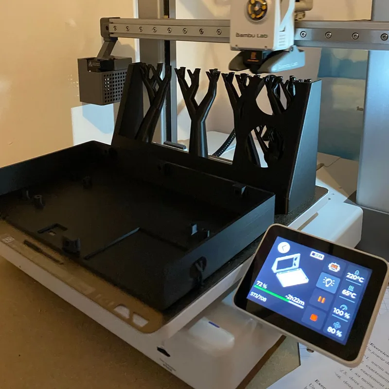Impression 3D du boîtier d’Orion en PLA noir sur la BambuLab A1, l’écran de l’imprimante affiche 72 %